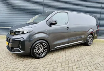 Transportør Varebil Opel Vivaro i Paris Frankrig